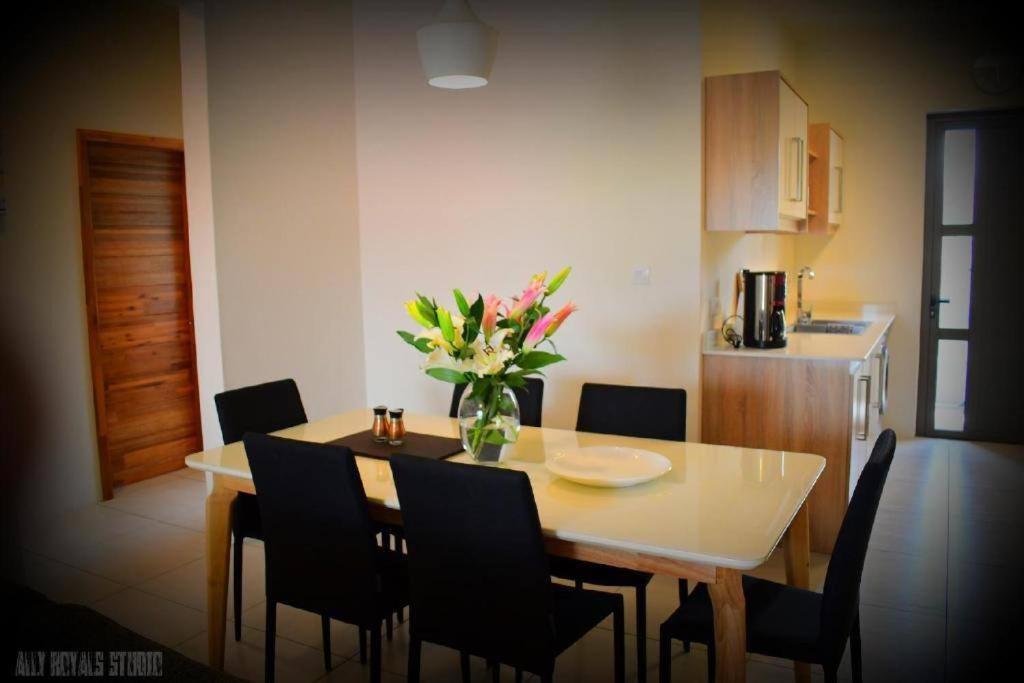 Modern And Cosy Condo: Westwood Apartments Flic en Flac ภายนอก รูปภาพ