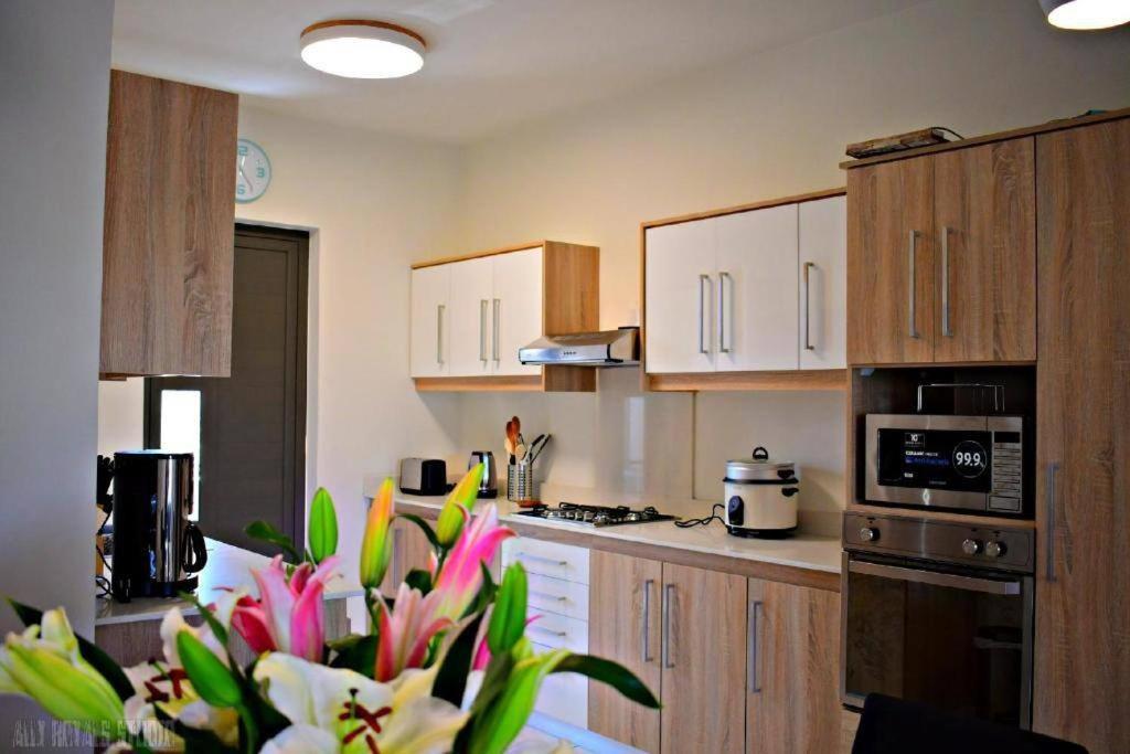 Modern And Cosy Condo: Westwood Apartments Flic en Flac ภายนอก รูปภาพ