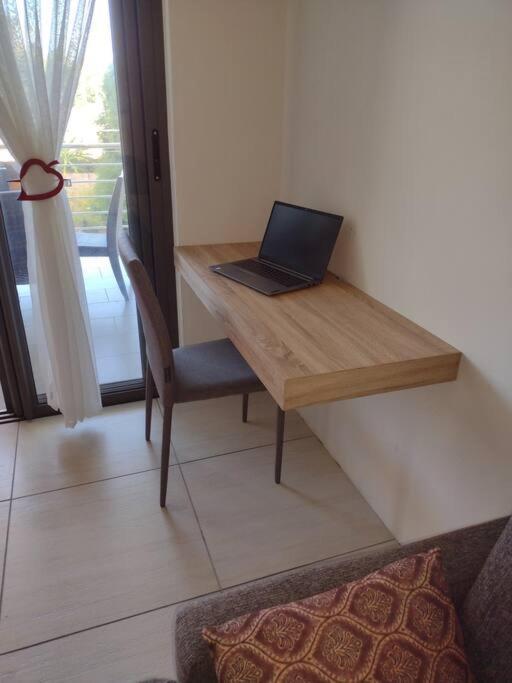 Modern And Cosy Condo: Westwood Apartments Flic en Flac ภายนอก รูปภาพ